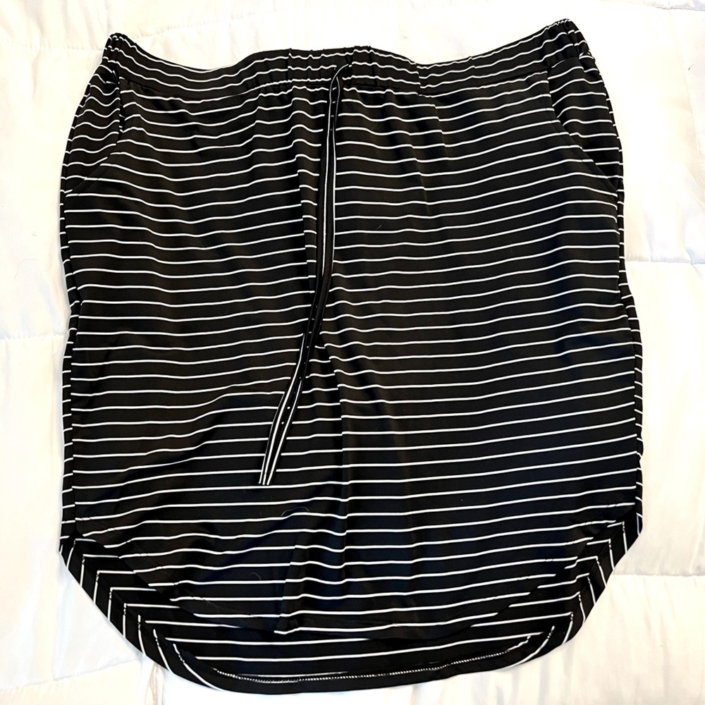 Brand new. Never worn. Shein Curve skirt.